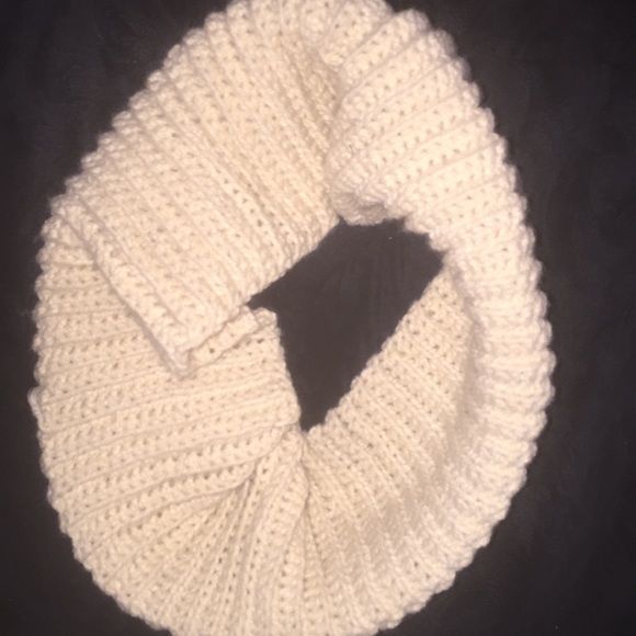 💗NWOT💗My Mini-Me Crochet Beanie & Scarf Set☃️ - Picture 3 of 3